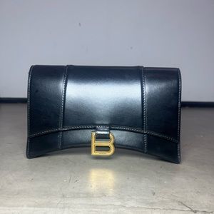 HOURGLASS WALLET ON CHAIN BOX IN BLACK